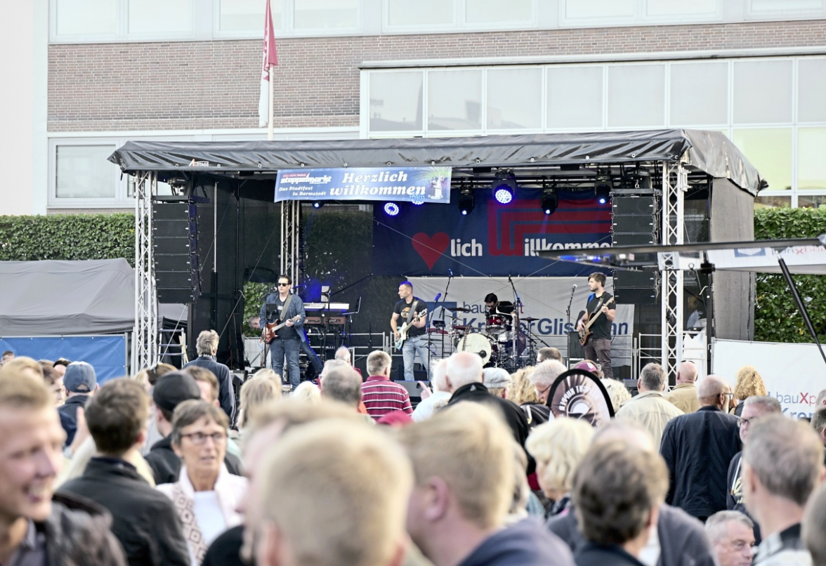 Dichtes Gedränge vor der Bühne auf dem Marktplatz wird auch 2025 beim Stoppelmarkt in Barmstedt erwartet. Foto: Pierre Droste