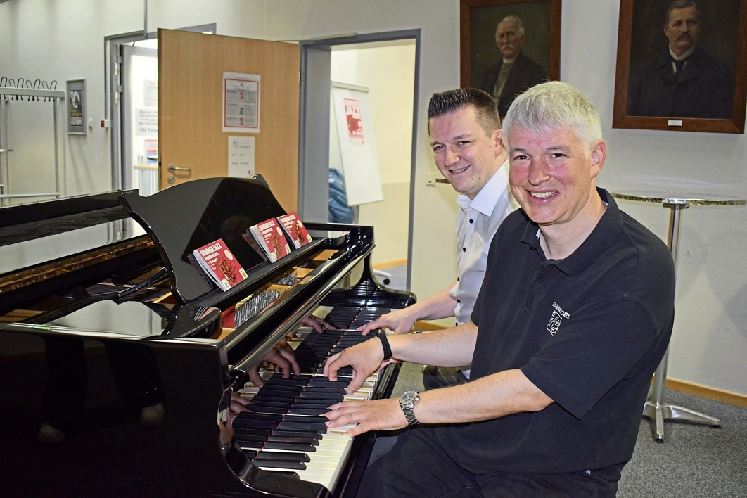 Musiker Matthias Schlechter (links) und Ralph Kricke, 1. Vorsitzender des Fördervereins, stimmten auf das Festival ein. Foto: René Erdbrügger