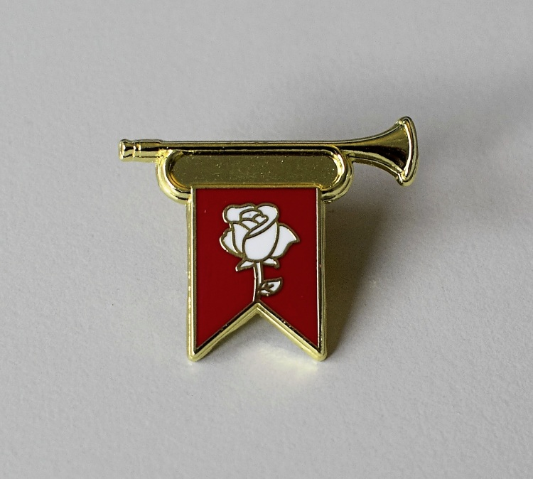 Passend zu dem feierlichen Anlass hat der Festival-Pin diesmal die Form einer Fanfare, die mit einer Rose geschmückt ist. Foto: René Erdbrügger