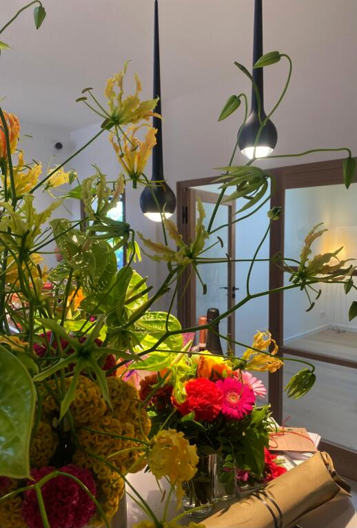 Zum Jubiläum gab es reichlich Blumen, von Geschäftspartnern und Kunden.