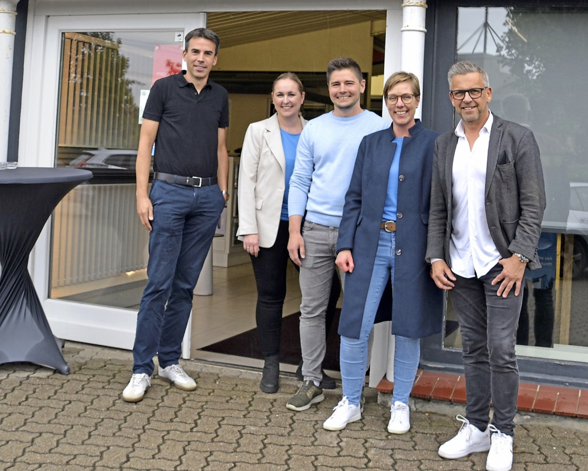 Neues Veranstaltungsformat: Auf Anregung von Frank Rönnfeld (links) finden die Mitgliederversammlungen der GI Gewerbeinitiative seit Juni 2024 in den Betriebsräumen der Mitglieder statt. Dadurch wurden die GI-Vorstandsmitglieder Svenja Rose, Heiko Bollmann, Saskia Sczesny und Stefan Bihl selbst zu Gästen ihres eigenen Treffens. Fotos: Natascha Thölen