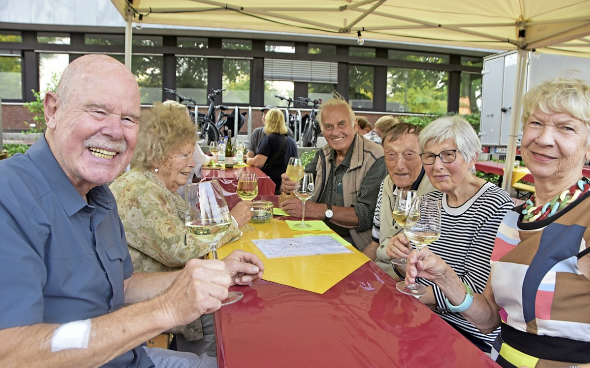 Weinkultur in Uetersen. Wie in jedem Jahr darf gekostet und geschlemmt werden. Foto: Sylvia Kaufmann