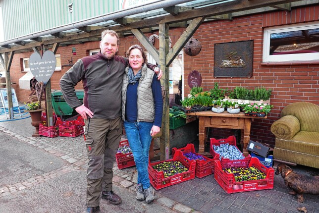 Henner und Astrid Aue bieten in ihrem Hofladen Gutes vom eigenen Hof und aus der Region. Foto: Michaela Eschke