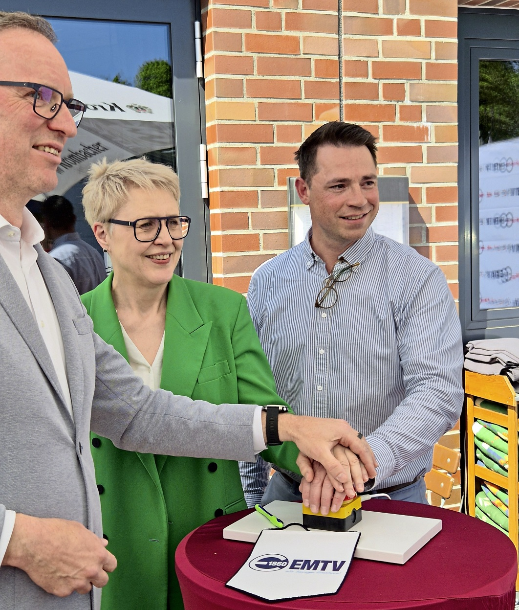 Stadwerkechef Sören Schuhknecht, Landrätin Elfi Heesch und Arne Hirsch setzen die Photovoltaikanlage in Betrieb. Foto: EMTV