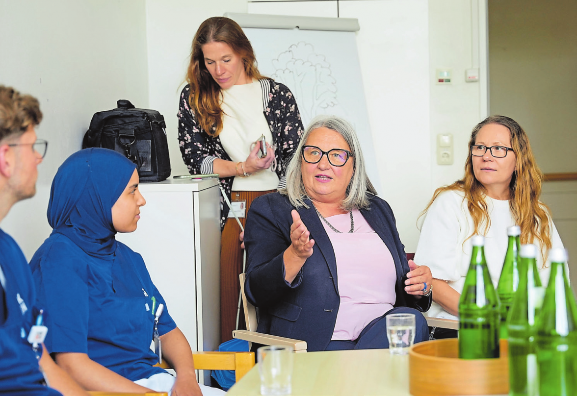 Dorit Stenke im Dialog mit Auszubildenden des Pflegedienstes des UKSH Campus Lübeck.