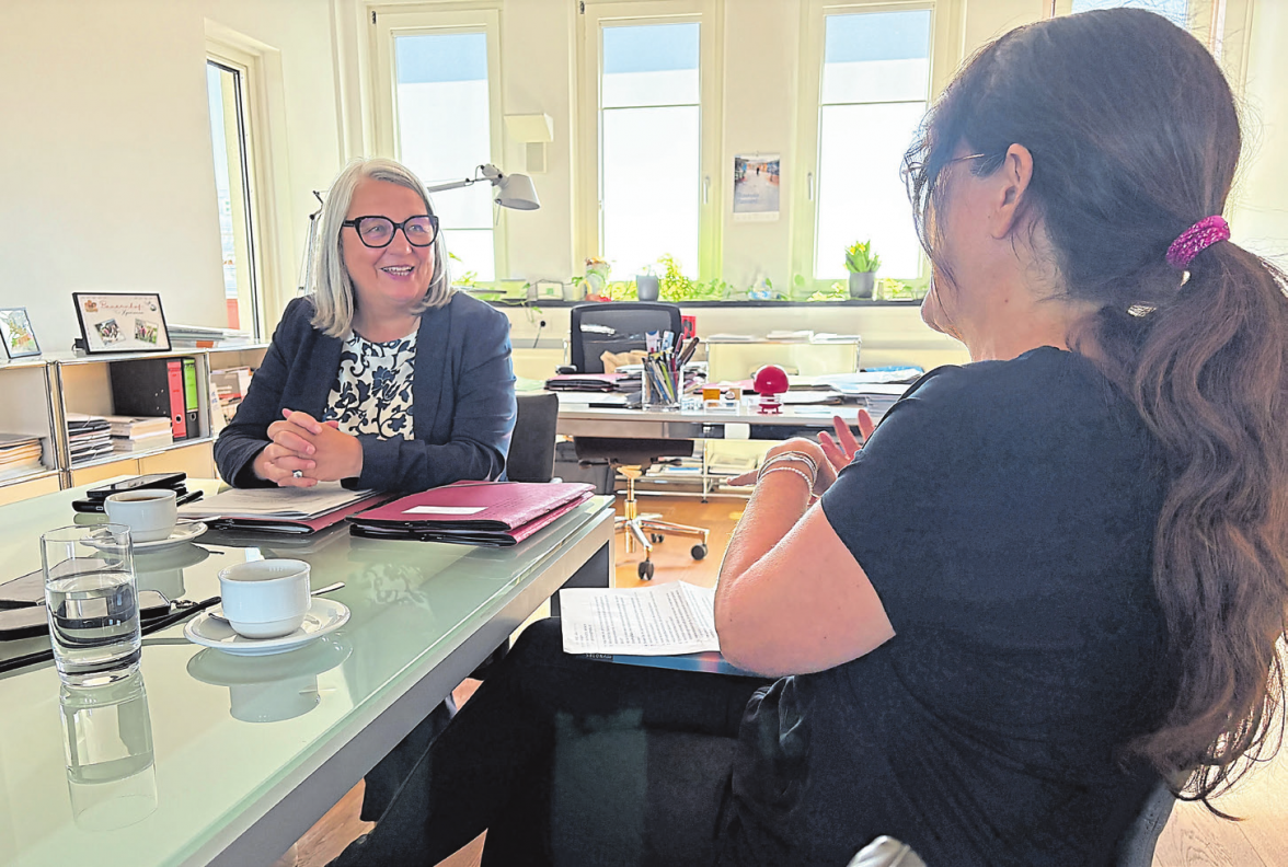 Unsere Redakteurin Julia Voigt im Gespräch mit Bildungsministerin Dorit Stenke.