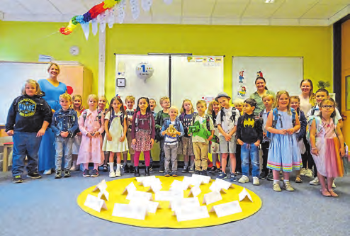 Die Klasse 1b mit den Lehrerinnen Ann-Christin Bendig und Johanna Pelc-Andresen. Foto: Carl-Orff-Schule/hfr