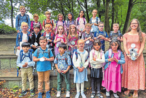 Die Klasse 1a mit der stellvertretenden Klassenlehrerin Rieke Leber Foto: Emil-Nolde-Schule/hfr