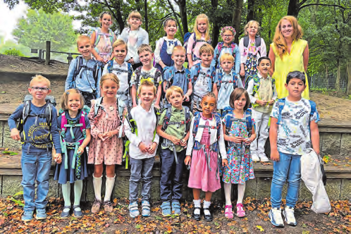 Die Klasse 1b mit Klassenlehrerin Franziska Kirchner. Foto: Emil-Nolde-Schule/hfr