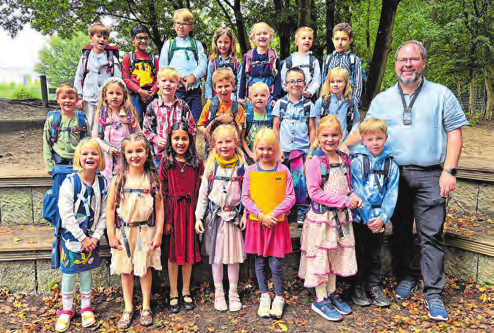 Die Klasse 1c mit Klassenlehrer Klaas Bröcker. Foto: Emil-Nolde-Schule/hfr