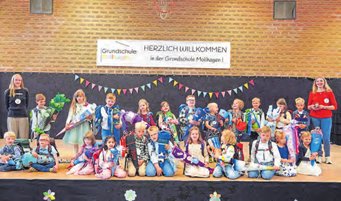 Die Klasse 1a, die Otterklasse mit Otter Harry als Klassentier, und Lena Donner als Klassenlehrerin und Lina Kath als FSJlerin. Foto: Grundschule Mollhagen/hfr 