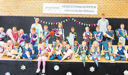 Die Klasse 1b, die Rabenklasse mit Rabe Socke als Klassentier, und Meike Otto als Klassenlehrerin und Paul Heyer als FSJler. Foto: Grundschule Mollhagen/hfr 