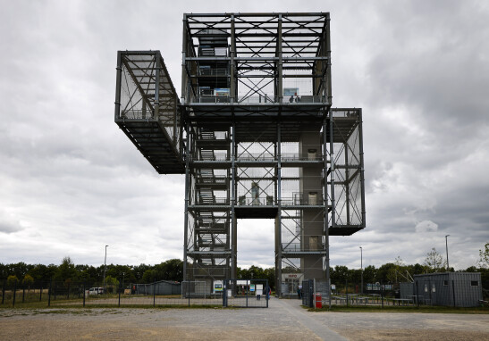 36 Meter hoch ist der Indemann und bietet Ausblick auf den Tagebau Inden und die Landschaft ringsherum. Foto: Thomas Banneyer/dpa/dpa-tmn