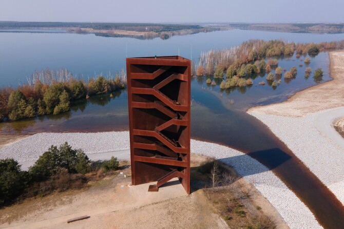 Wie ein in den Boden gerammter Nagel wirkt der „rostige“ Aussichtsturm im Lausitzer Seenland. Foto: Sebastian Kahnert/dpa/dpa-tmn