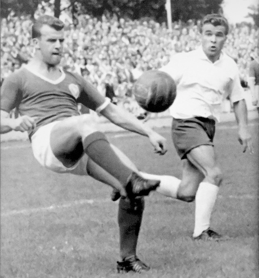 Ein Foto, das Günter Tams (li.) viel bedeutet. Es zeigt ihn in seinem allerersten Oberliga-Spiel für Holstein Kiel am 14. August 1960 gegen den VfL Osnabrück (2:1). Foto: Privatarchiv Günter Tams