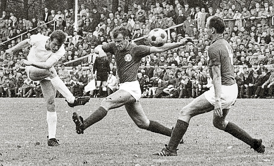 Bundesliga-Aufstiegsrunde 1965: Günter Tams (Mitte) im Zweikampf mit Jupp Heynckes von Borussia Mönchengladbach. Die „Störche“ gewannen dieses Spiel mit 4:2, Gladbach stieg später dennoch auf. Foto: Friedrich Magnussen