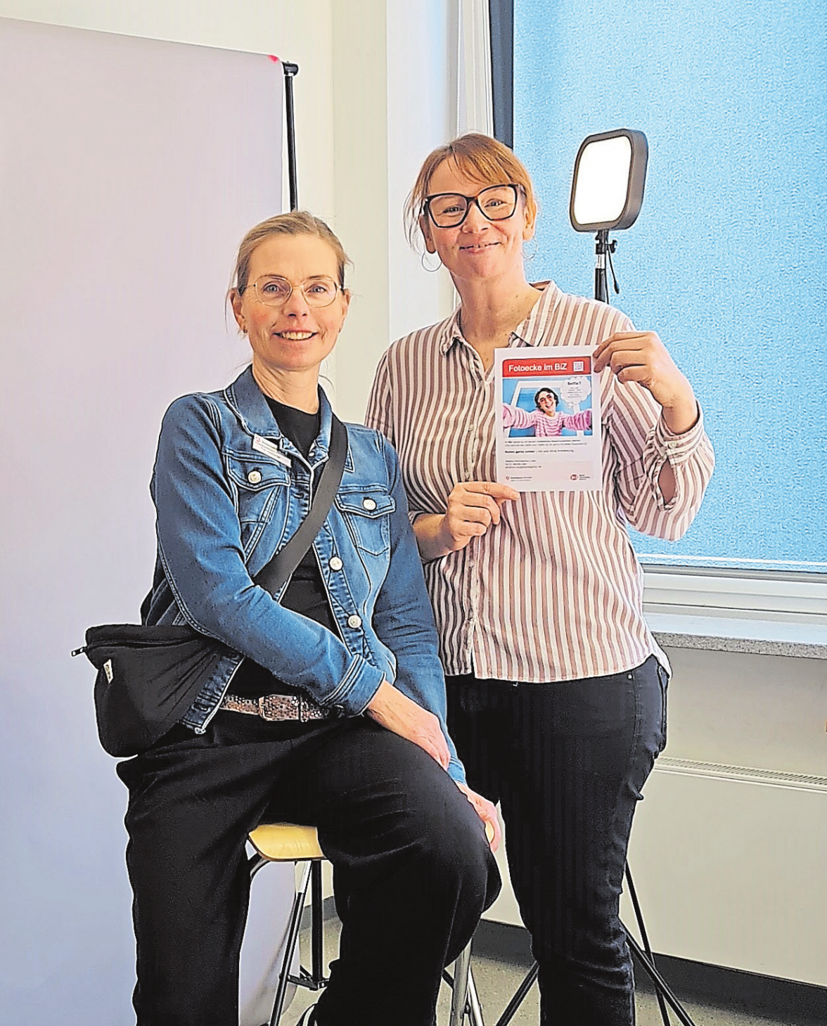 Helfen auch wenn es um die Bewerbungsmappe geht: Stefanie Altenberger (links) und Martina Spiering vom BIZ Elmshorn.
