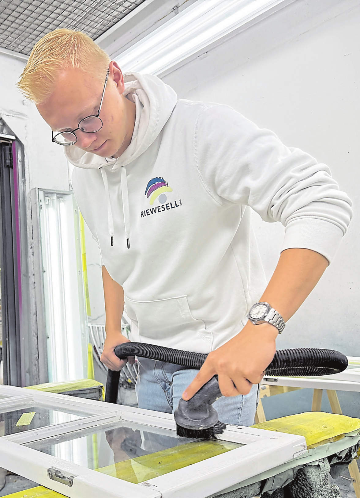 Für Tim (17) ist das Lackieren Schwerpunkt seiner Ausbildung.