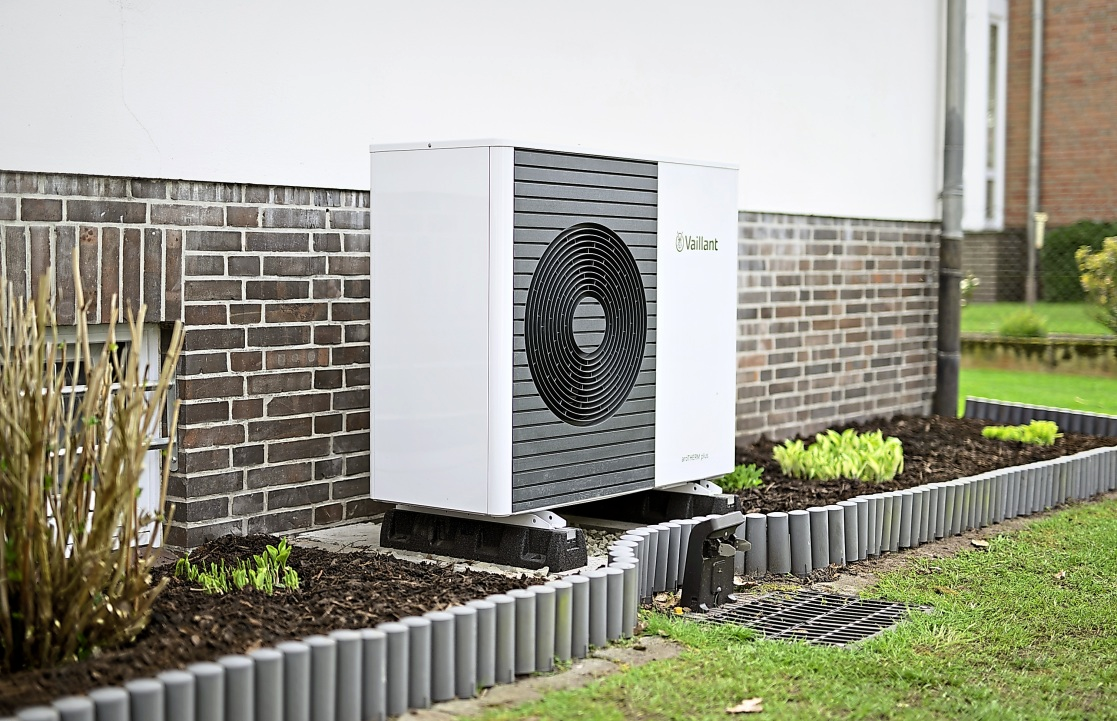 Energieeffizient heizen und Maßnahmen kombinieren: Wärmepumpen kann man mit Strom der eigenen Photovoltaik betreiben. Foto: Daniel Reinhardt/dpa/dpa-tmn