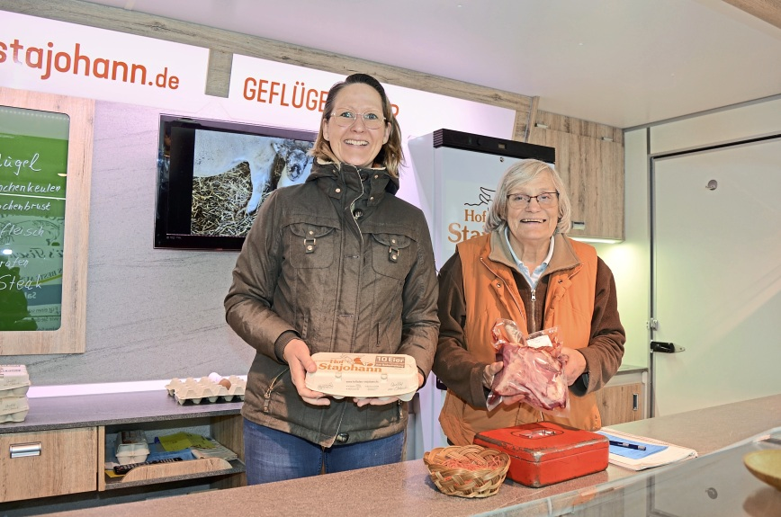 Ute Stajohann (rechts) und Mitarbeiterin Linda Findorff bieten ihre Erzeugnisse im neuen Verkaufswagen an.