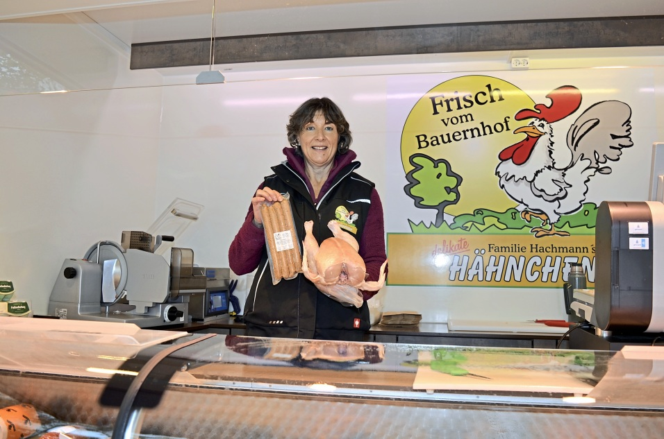 Bei Niki Wardakas im Verkaufswagen vom Hof Hachmann dreht sich alles um das Hähnchen.