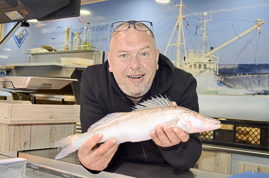 Alfred Urthel präsentiert in seinem Verkaufswagen einen kapitalen Zander.