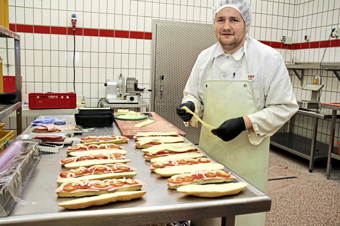 Für den "Hunger zwischendurch": Henry Mathiesen bereitet die beliebten "La Flutes“ vor.