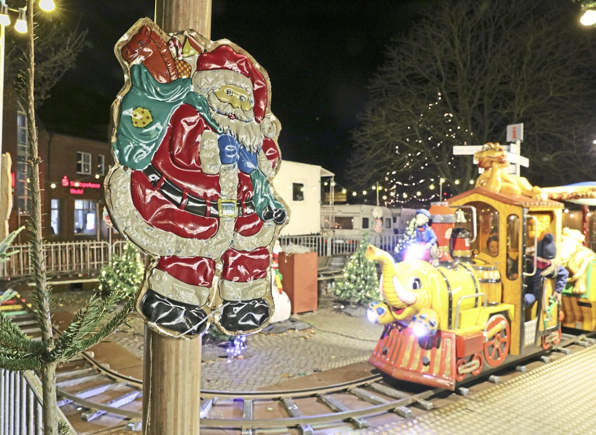 Höhepunkt für die Kinder ist die Bimmelbahn, die sich in der Mitte des festlich geschmückten Getümmels befindet.