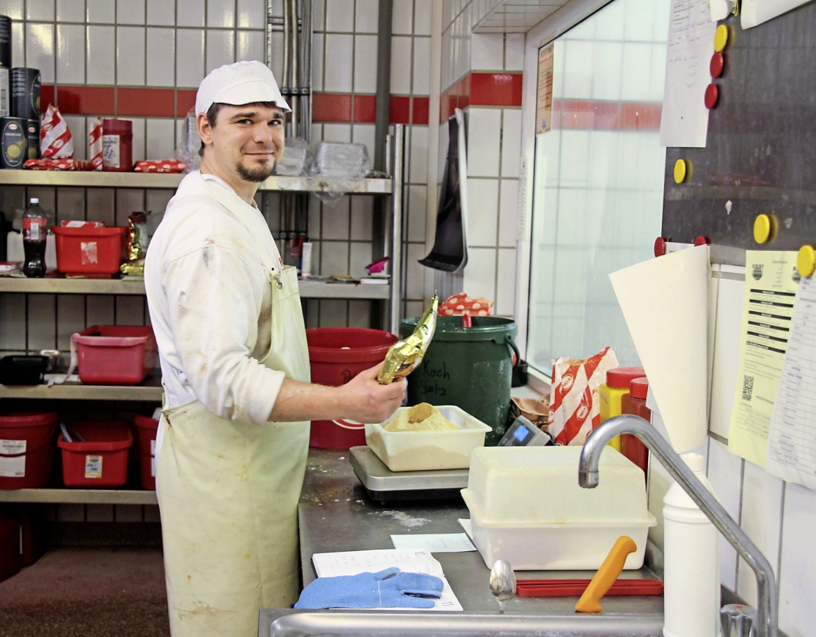 Beim Abwiegen der Gewürze hat Marcel Richardsen-Braun das Rezeptbuch immer im Blick.
