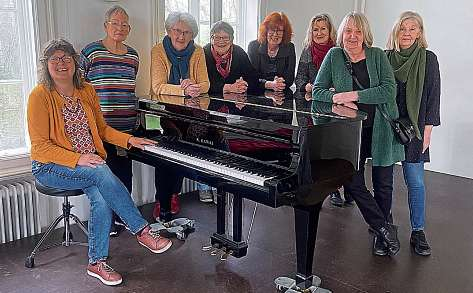 Ulrike Vogt (Chorleitung) (von links), Elke Klisic (EAH), Gisela Rummey (EAH), Dr. Renate Richter (EAH), Eva Färber (EAH), Andrea Osbahr (ZKS), Gisela Schaale (EAH), Gabriele Klaenhammer (EAH) / (EAH = Ehrenamtliche Helferin) FOTO: DRK