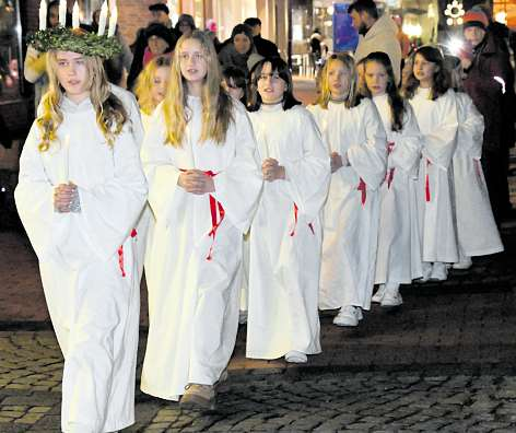 Lucia-Umzug: Die Schülerinnen der Jes-Kruse-Skolen ziehen jedes Jahr über den Eckernförder Weihnachtsmarkt. Foto: Gernot Kühl