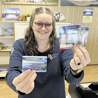 „Die Eckernförde-Gutscheine sind ein beliebtes Geschenk zu Weihnachten, aber auch zu anderen Gelegenheiten wie Geburtstag oder Ostern“, sagt Nele Preutenborbeck von der Eckernförde-Touristik. Vier Gutscheine in Höhe von je 25 Euro gibt es zu gewinnen. Foto: Birte Sieland