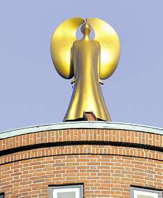 Der komplett goldene Engel auf dem Rundsilo war Nummer 18 und im Jahr 2003 der krönende Abschluss der Aktion „United Buddy Angels“. Foto: Birte Sieland/Archiv