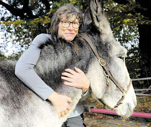 Doris Blindow - hier mit Corli - hilft regelmäßig auf dem Hof.
