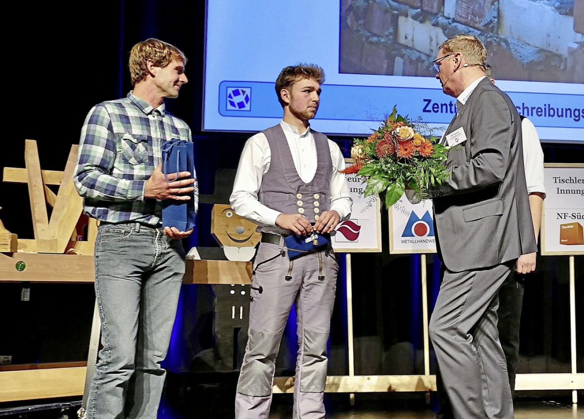 Rolf Hansen (r.) gratuliert dem Bundessieger Mitchel Immen im Beisein von Thade Wittmaack.