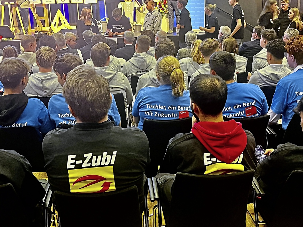 Lehrlinge aus den unterschiedlichsten Gewerken schrieben sich in die Handwerksrolle ein. Fotos: Herbert Müllerchen