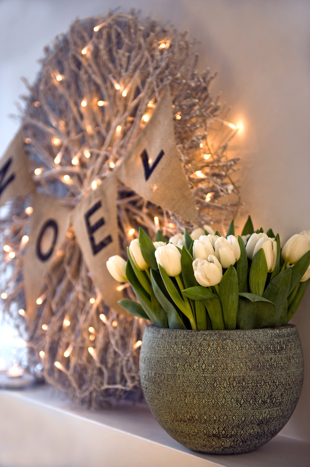 Tulpen machen sich als Solostars ganz wunderbar. Ob wenige Stiele in einer hohen Vase oder wie hier ein imposanter Strauß in einem kugeligen Gefäß mit grober Oberfläche - beides wirkt sehr festlich.