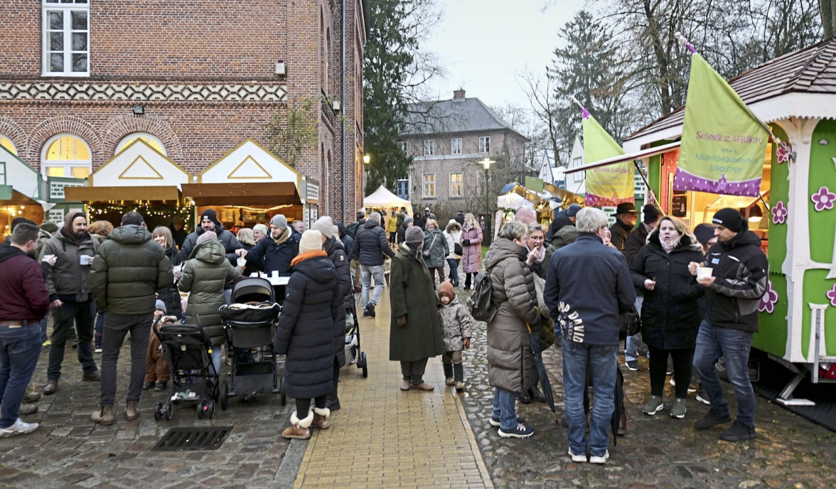 Der Adventsmarkt auf der Schlossinsel ist das atmosphärisch-gemütliche Gegenstück Weihnachtsmarkt. zum großen Foto: Pierre Droste