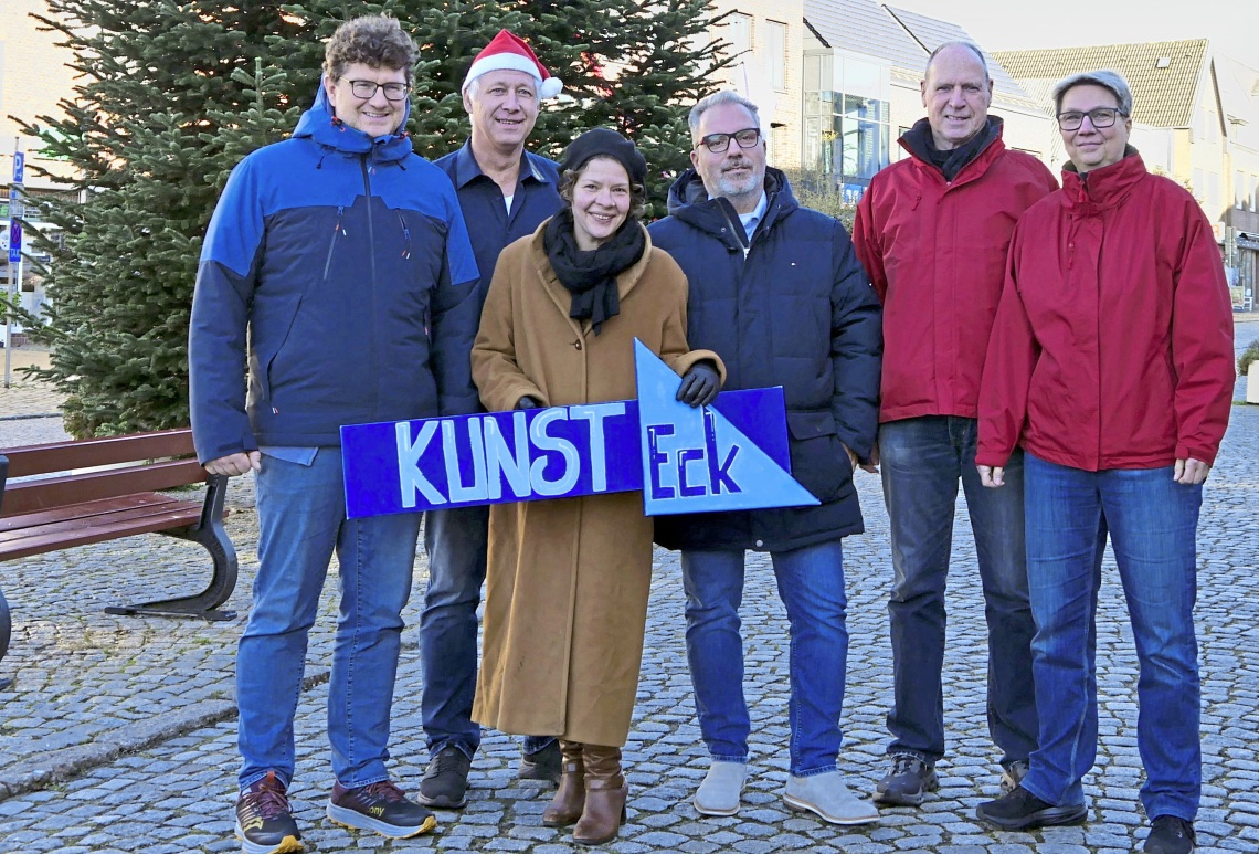 HGV-Vorsitzender Karsten Werner (links) freut sich mit seinen Mitstreitern aus dem Orga-Team auf den Start des Weihnachtsmarktes. Fotos: Udo Rahn