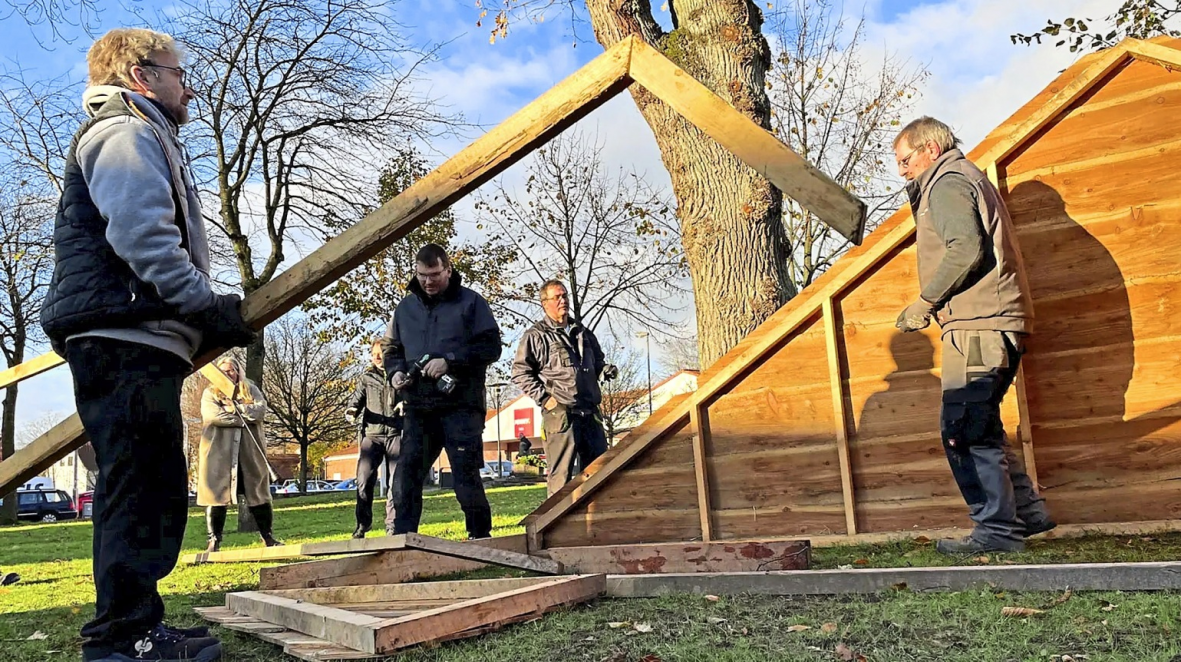 Pünktlich zum 1. Advent ist die lebensgroße Krippe am Marktplatz aufgebaut worden. theater itzebee