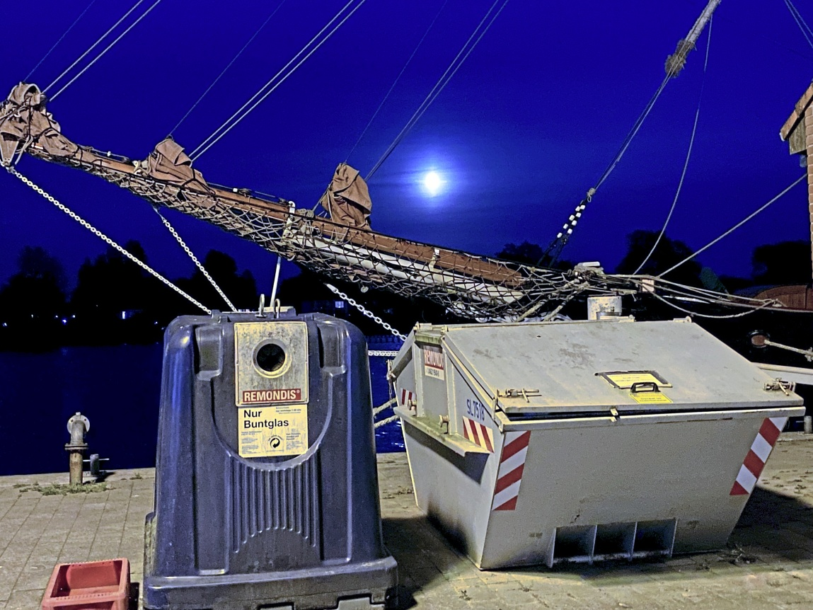 Nächtliche Szenerie am Kappelner Hafen, beleuchtet vom Mond: Perfektes Setting für einen Thriller.