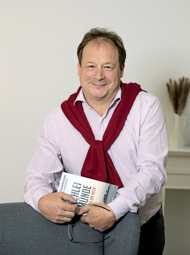 Autor Olaf Wegermann mit seinem ersten Roman. Foto: Nordmann
