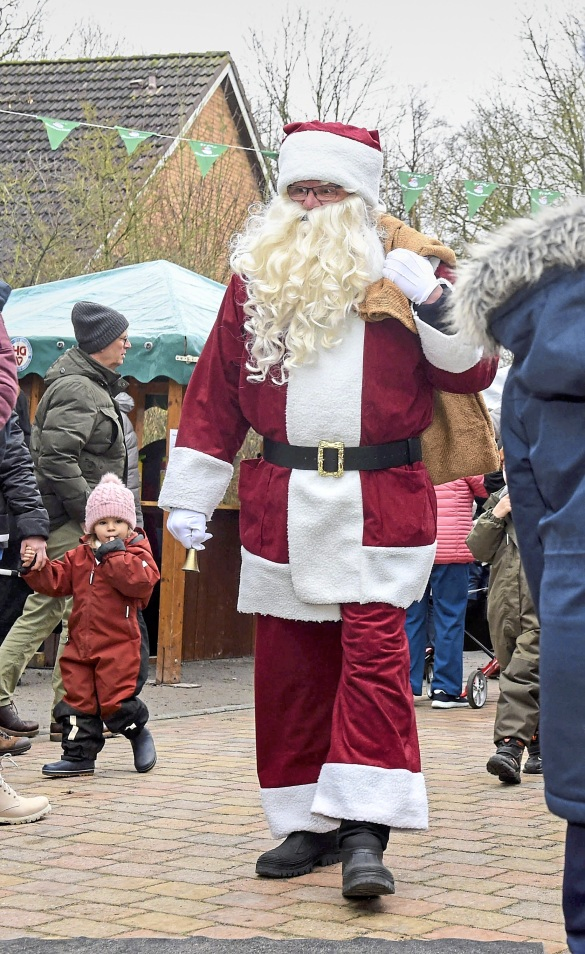 Um 12 Uhr kommt der Weihnachtsmann. Fotos: Jan Kirschner