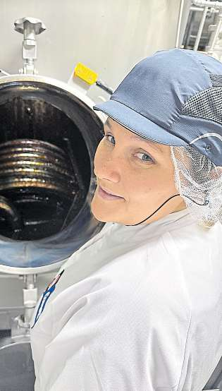 Die Schwartauer Werke produzieren täglich Tausende Gläser Konfitüre. Von der Frucht bis zur Abfüllung wird die Produktion streng kontrolliert. Katharina Heiber koordiniert die Produktionsprozesse und sorgt für reibungslose Abläufe.