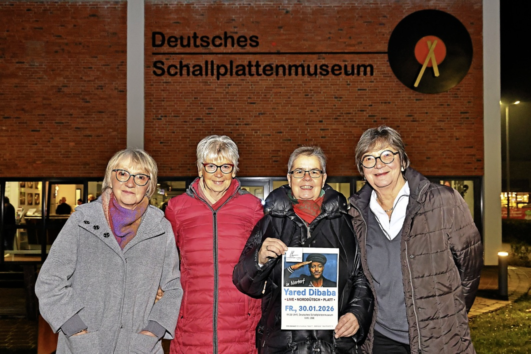 Das Organisationsteam von "Literatur live Nortorf" freut sich besonders, mit Yared Dibaba ein wahres Multitalent nach Nortorf zu holen. Christiane Jäger (v. 1), Gudrun Kuberka, Maren Ahrendt, Petra Jachmann. Foto: Frank Afflerbach