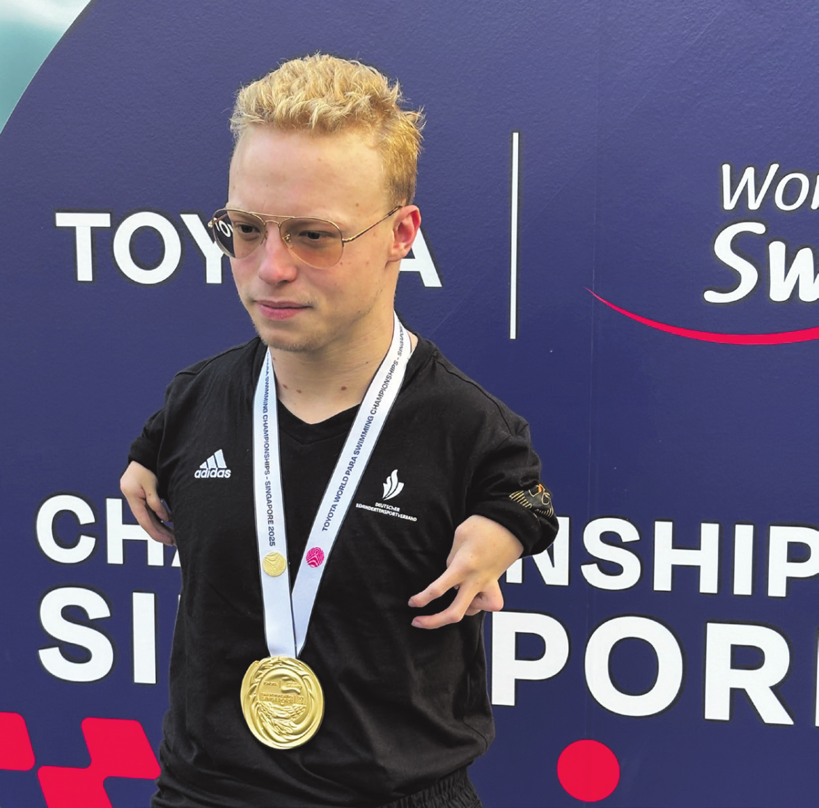 Goldene Bilanz: Para-Schwimmer Josia Topf holt bei der Weltmeisterschaft in Singapur gleich mehrfach Edelmetall und zeigt, dass Mobilität und sportlicher Erfolg Hand in Hand gehen.