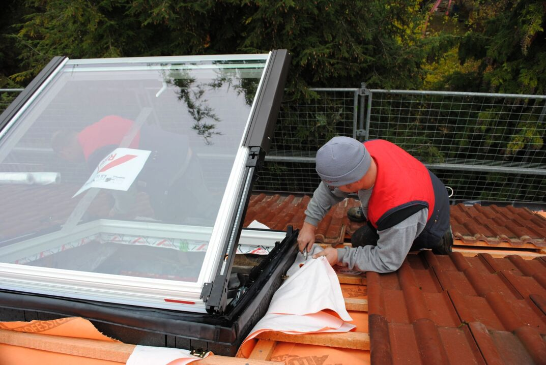 Es muss nicht immer die umfassende Dachsanierung sein: Auch ein Austausch der Dachfenster kann die Energiebilanz optimieren.