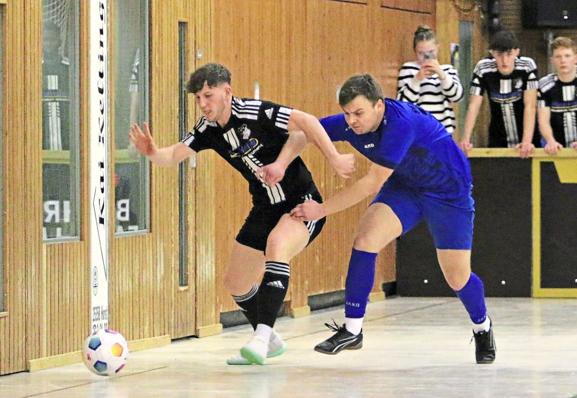 2024 nahm Jannes Dolling (links, hier gegen Luca Drobinski von der SG Geest 05) noch für den VfR Horst am „Budenzauber“ teil. Dort ist er nun mit seinem neuen Club, dem MTSV Hohenwestedt, zu Gast.