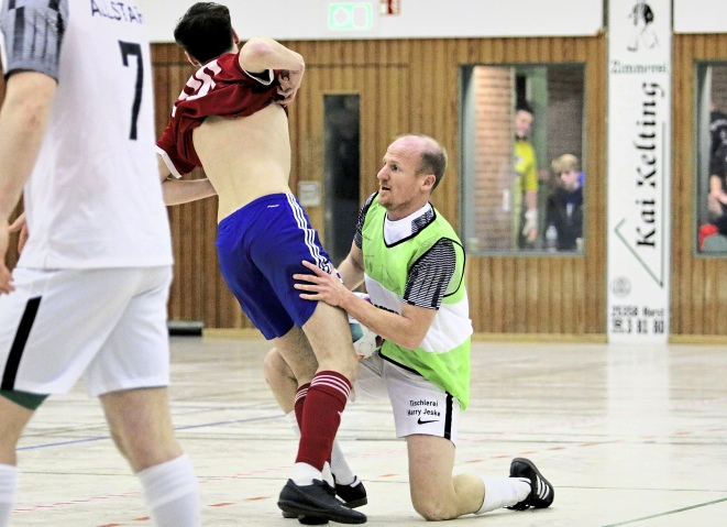Im vergangenen Jahr triumphierten die Allstars des VfR Horst, für die auch VfR-LigaTrainer Thorben Reibe (rechts) auflief. Im Finale entthronten sie den SV Rugenbergen, der das Turnier zuvor dreimal in Folge gewonnen hatte.