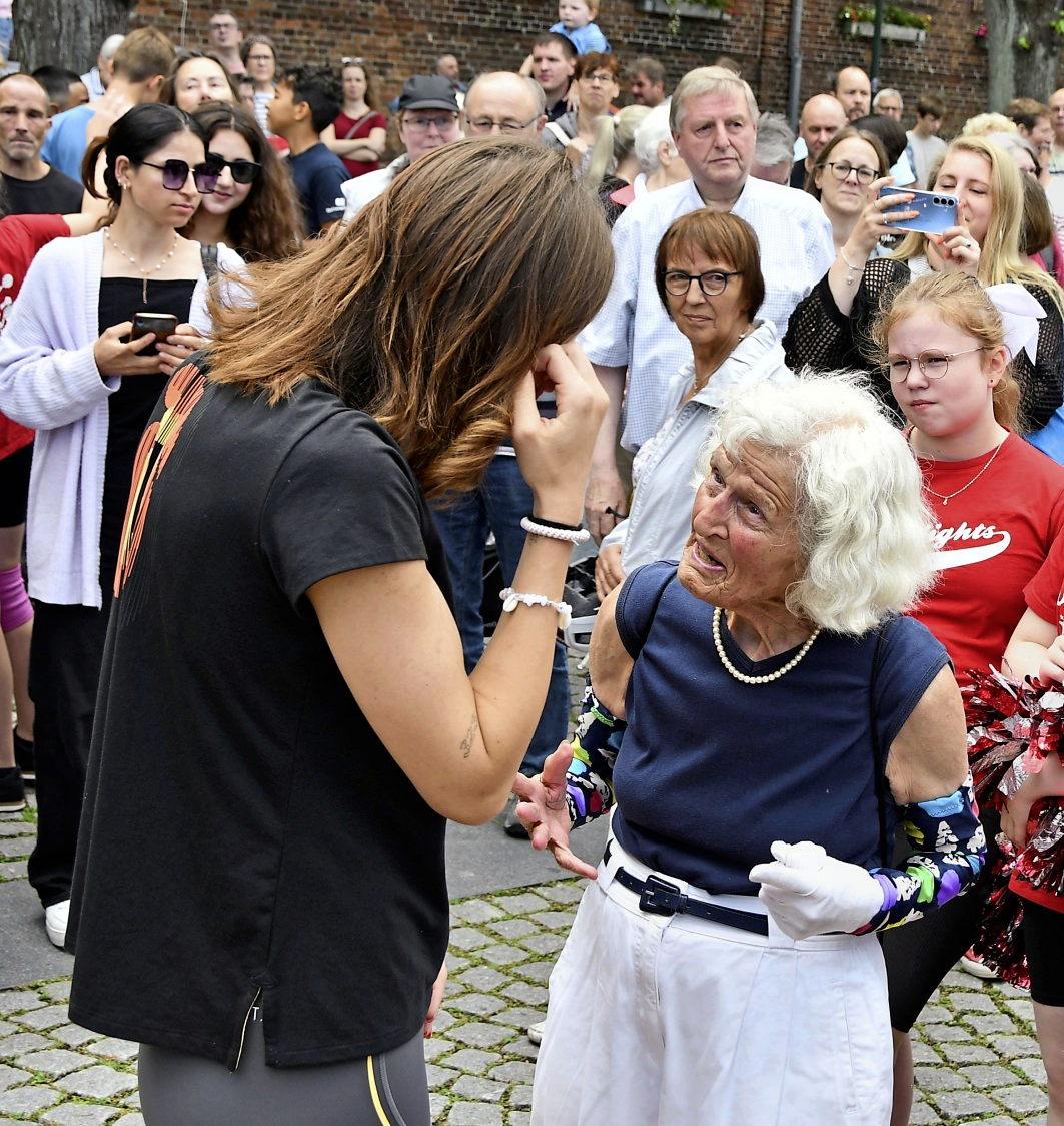 2024 war Helga Wendt zur Stelle, als Olympiasiegerin Elisa Mevius in Rendsburg begeistert empfangen wurde. Foto: Gero Trittmaack